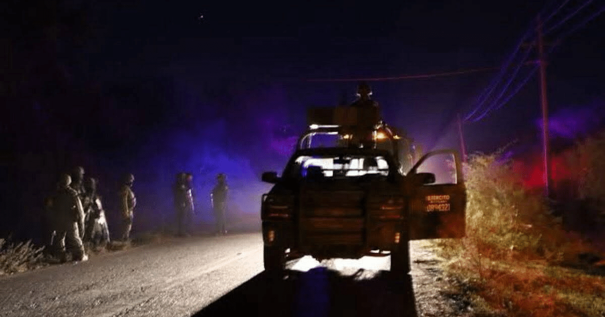 Operativo nocturno en Culiacán con vehículo de seguridad y personal uniformado