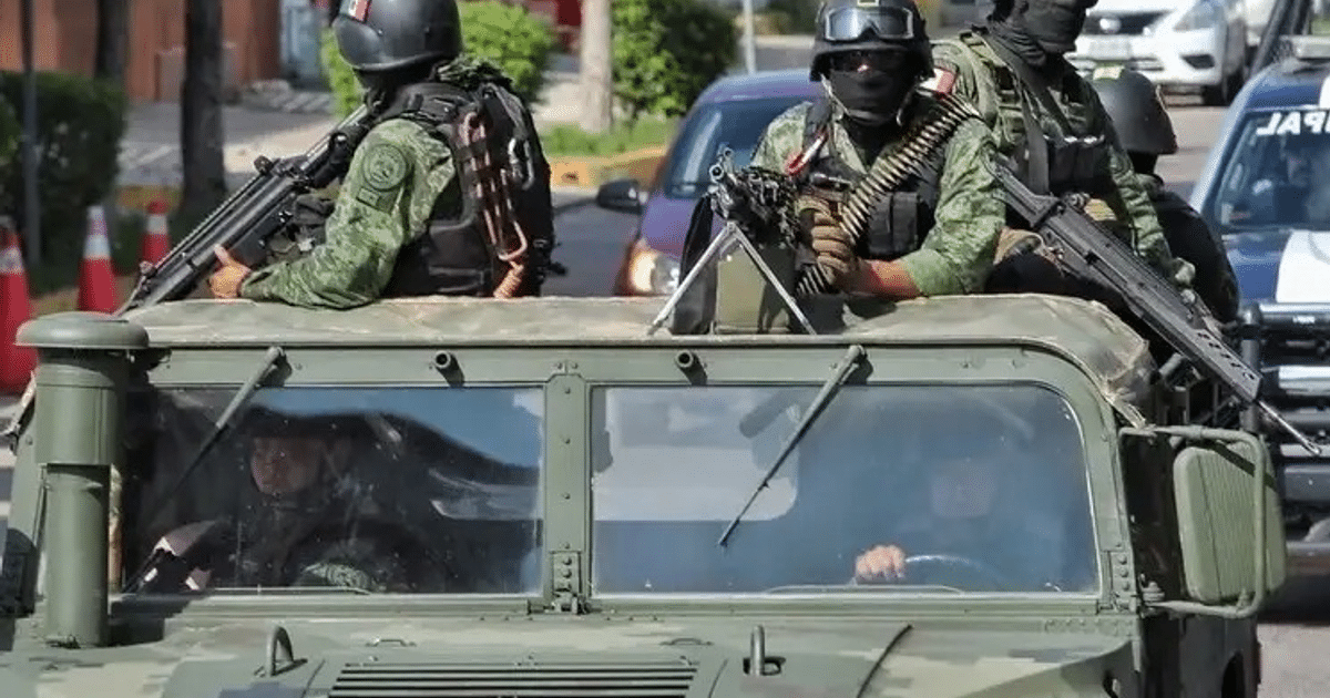 Vehículo militar humvee con soldados armados en Michoacán