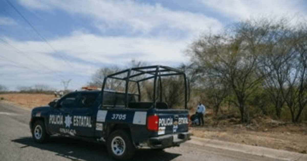 Camioneta de la Policía Estatal en carretera con paisaje árido de fondo, vinculada a enfrentamiento armado en Campo Paralelo 38.