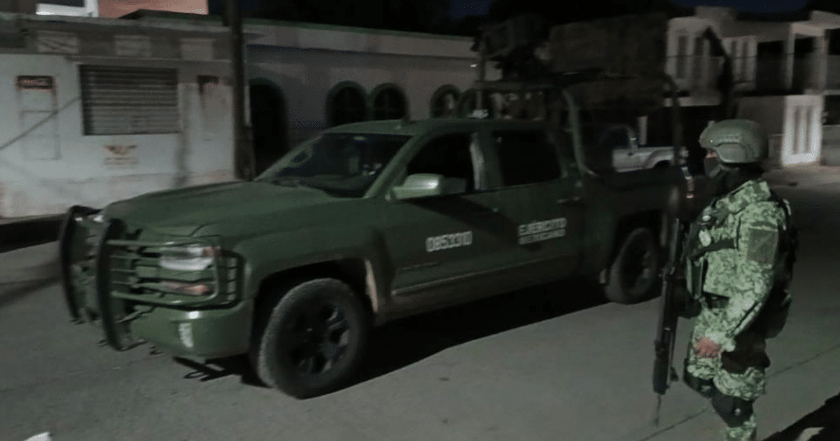 Vehículo militar verde con soldado armado en operación nocturna de seguridad en Badiraguato.