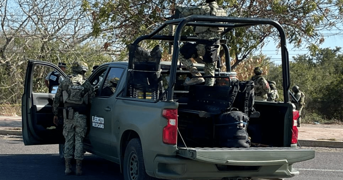 Vehículo del Ejército Mexicano con soldados en acción en la carretera Mazatlán-Durango
