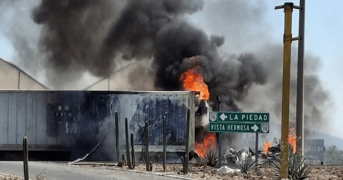 Camión en llamas en carretera de Michoacán con señales hacia La Piedad y Vista Hermosa.