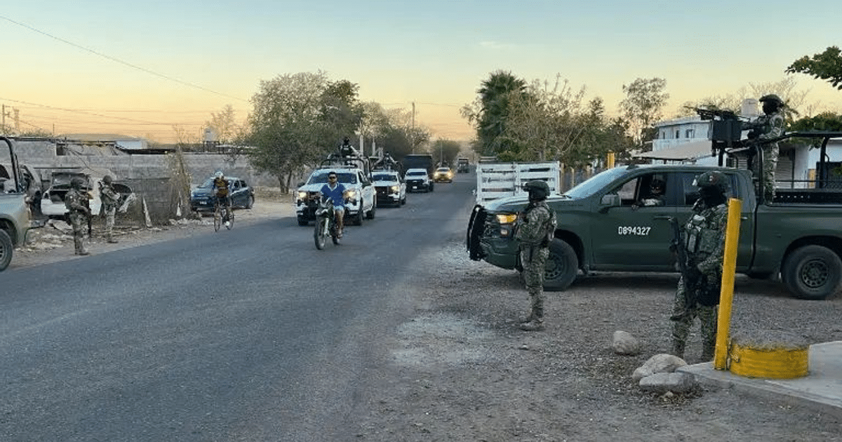 Escena de enfrentamiento armado en Culiacán con vehículos, bicicletas, motocicletas y fuerzas de seguridad en un entorno rural.