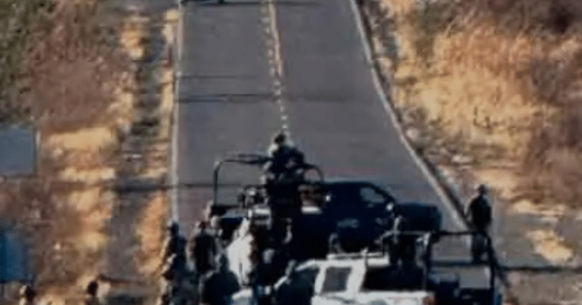 Operativo militar en carretera con vehículos y personal armado en Sinaloa