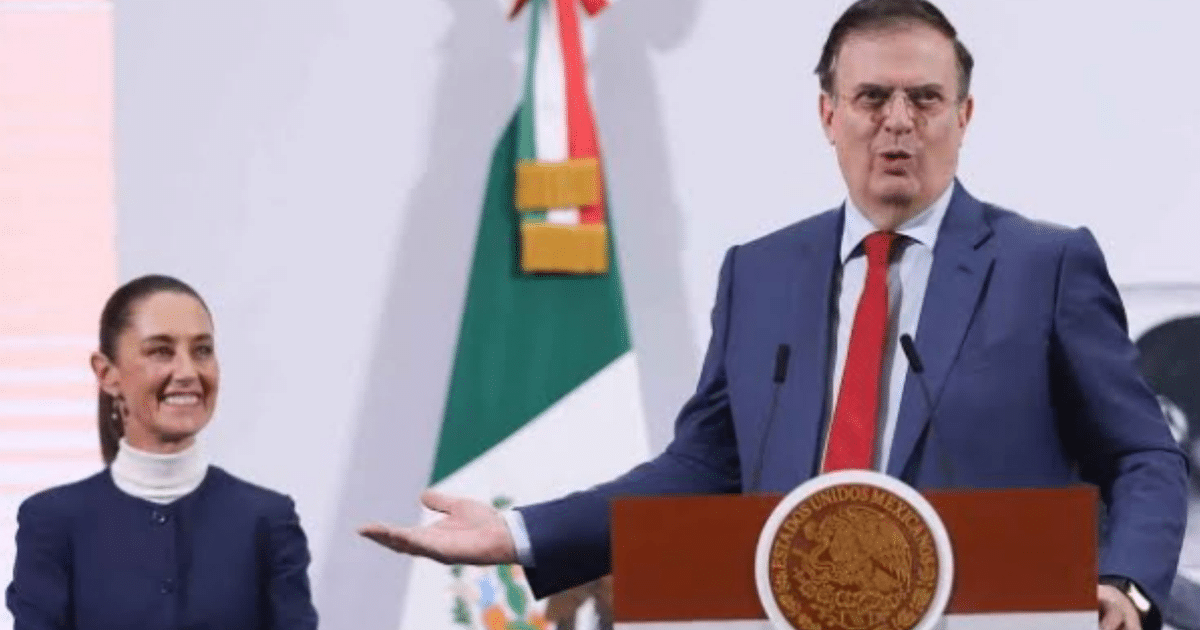 Dos personas en conferencia de prensa en Palacio Nacional, México, discutiendo estrategia comercial bajo el T-MEC.