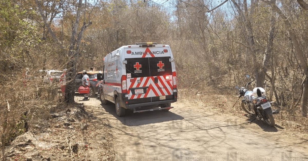 Ambulancia y personal de rescate en Mazatlán tras explosión en depósito de pólvora