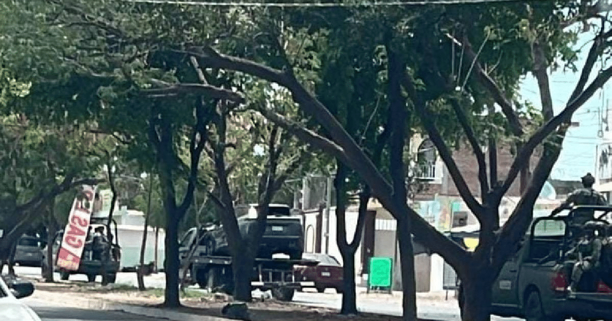Camioneta abandonada en Culiacán con vehículos militares y guardia presente