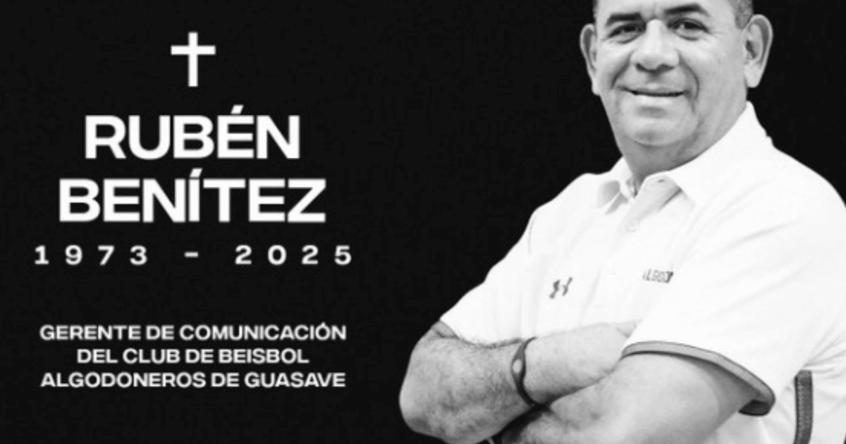 Homenaje a Rubén Benítez, gerente de comunicación de Algodoneros de Guasave, con su nombre y fechas de vida (1973-2025) sobre fondo negro.