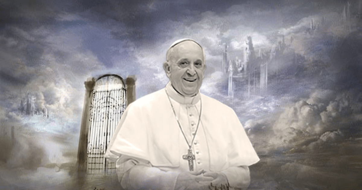 Papa Francisco sonriendo en un entorno etéreo con una puerta abierta al fondo, simbolizando un contexto espiritual.