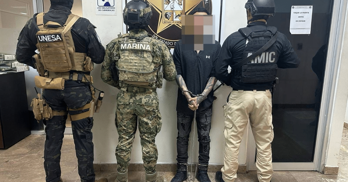 Policías arrestan a un sospechoso en un operativo en Sonora