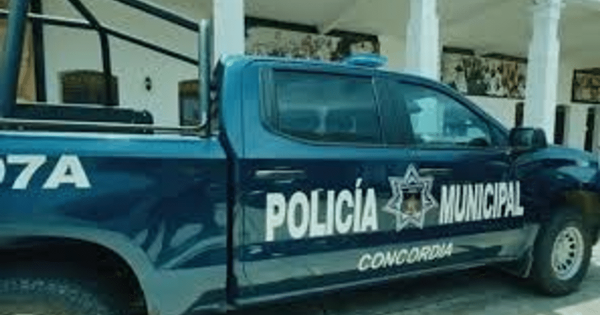 Camioneta de la Policía Municipal de Concordia en escena de feminicidio en Sinaloa