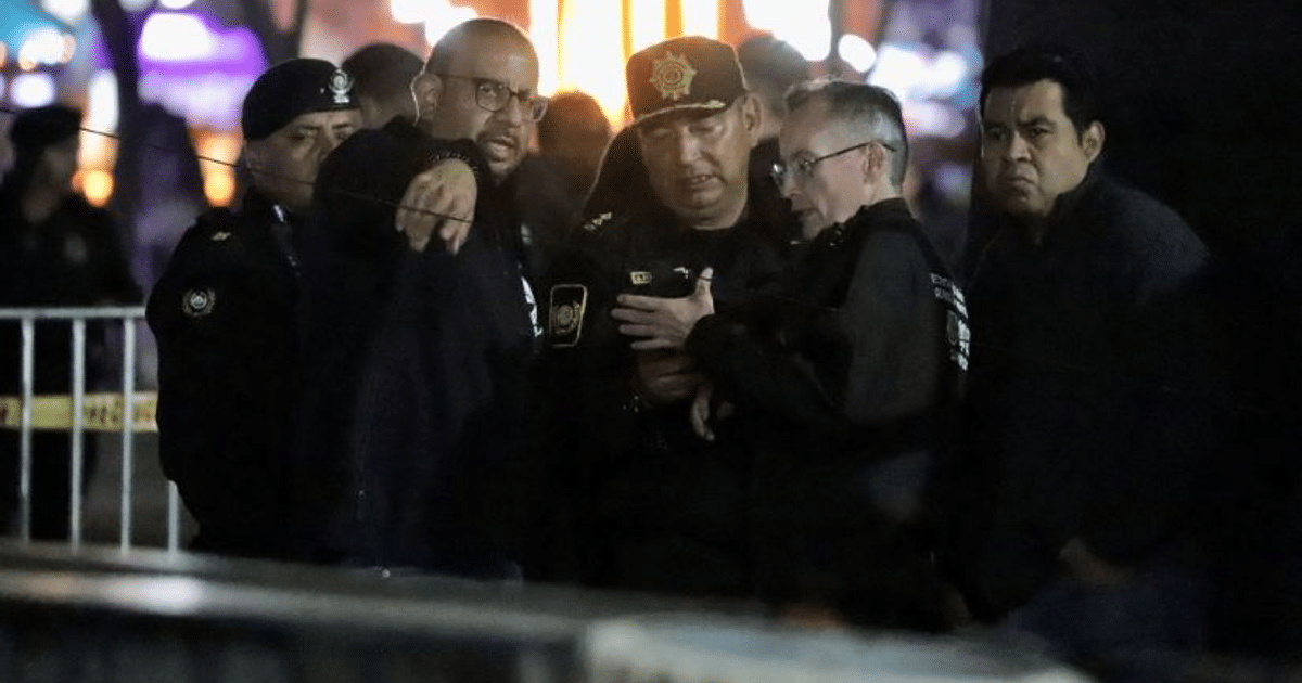 Hombres en uniforme coordinando emergencia en festival nocturno