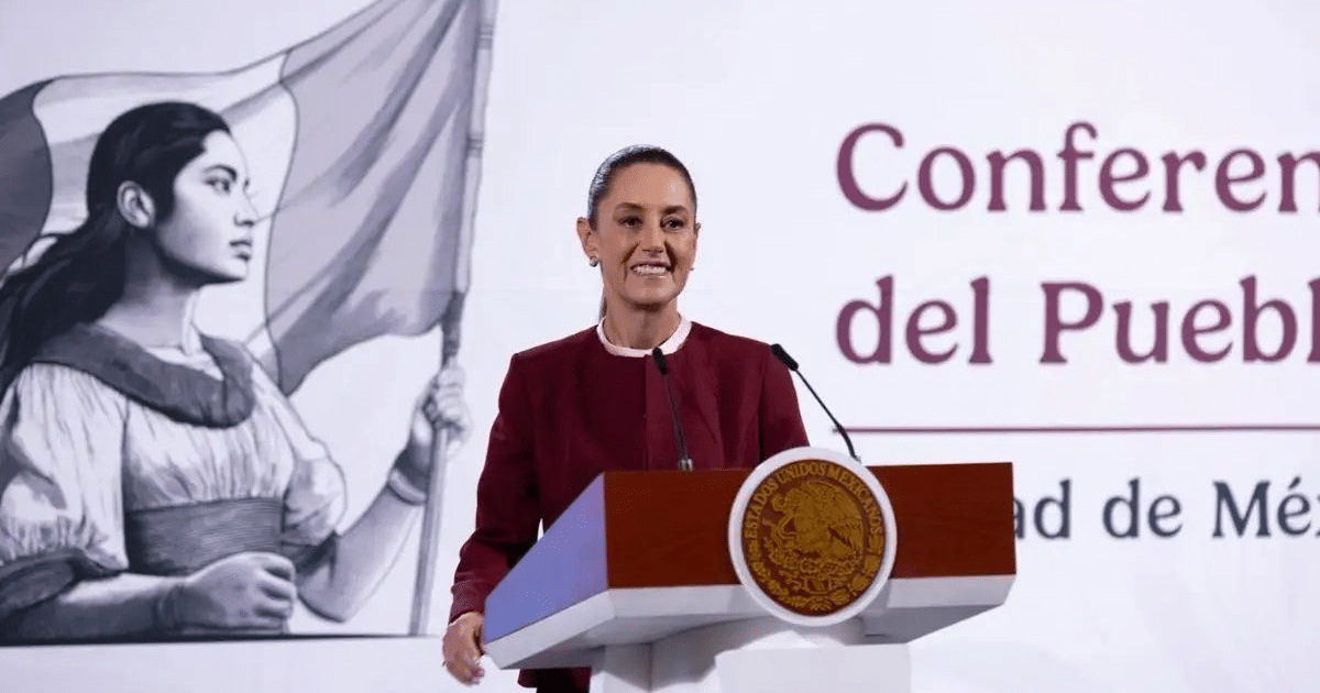 Mujer hablando en un podio durante la Conferencia del Pueblo sobre seguridad de datos.