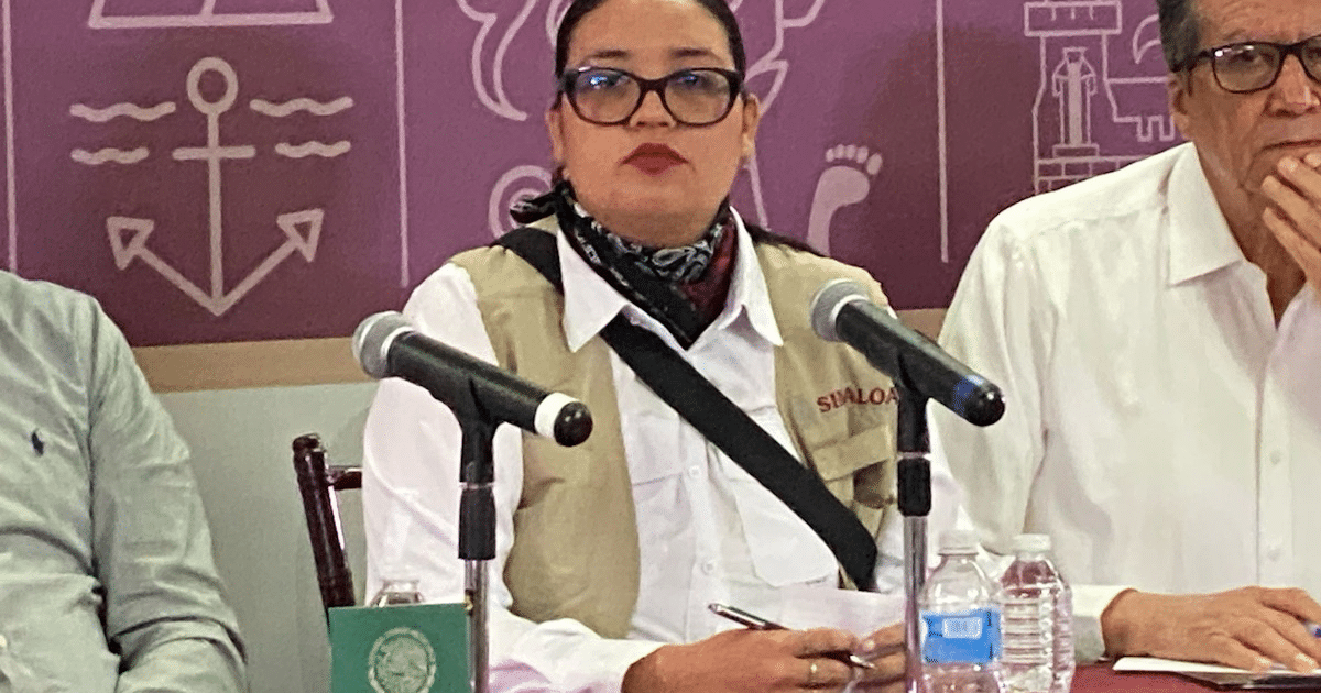 Mujer con lentes en conferencia sobre fosas clandestinas en El Mezquitillo