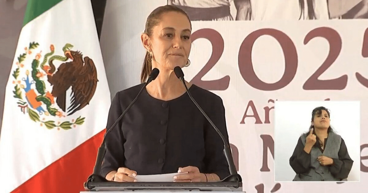 Mujer en podio con micrófono, bandera de México y cartel '2025', junto a intérprete de lengua de señas.
