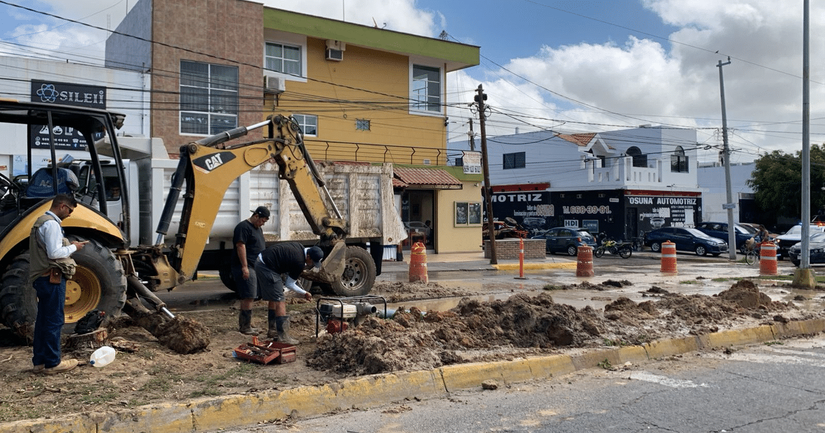 Trabajadores reparando fuga de agua en Mazatlán con excavadora y escombros