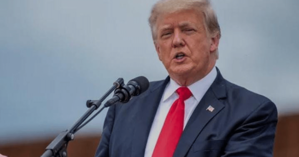 Persona hablando en un evento con micrófono, fondo difuso, relacionado con ceremonia fúnebre papal en Roma.