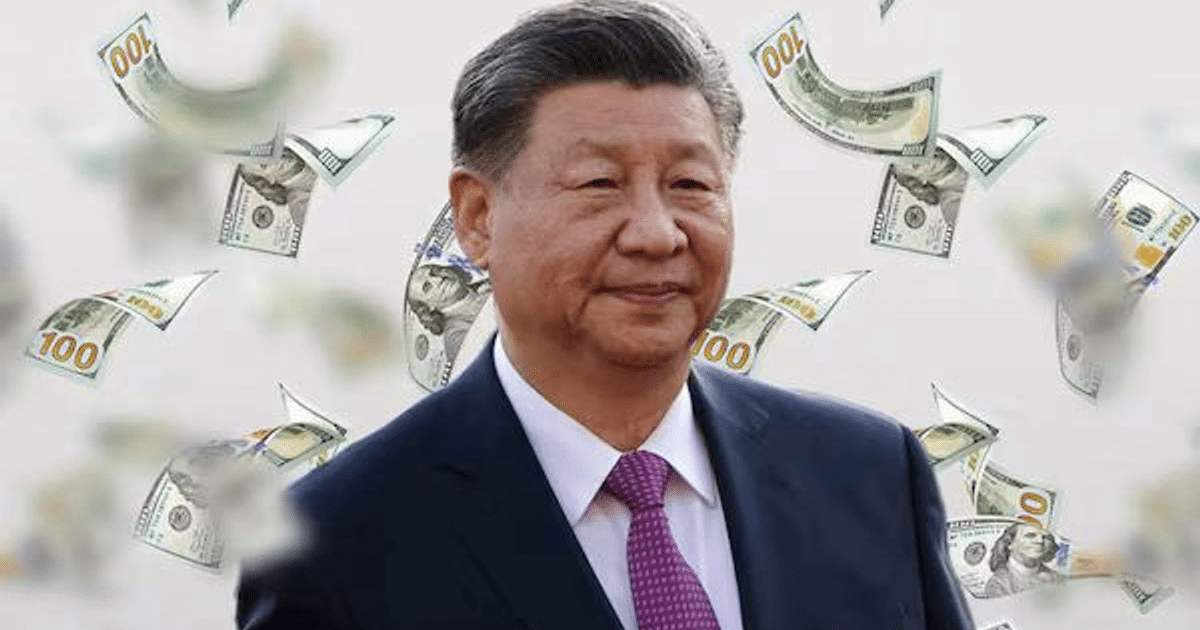 Persona formal con billetes de dólar cayendo, simbolizando el gasto público chino.