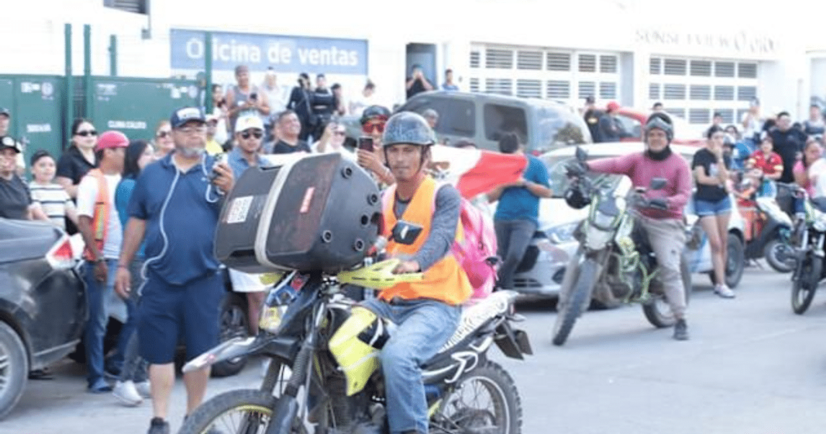 Joven en motocicleta en evento al aire libre en Mazatlán, rodeado de espectadores y otros motociclistas.