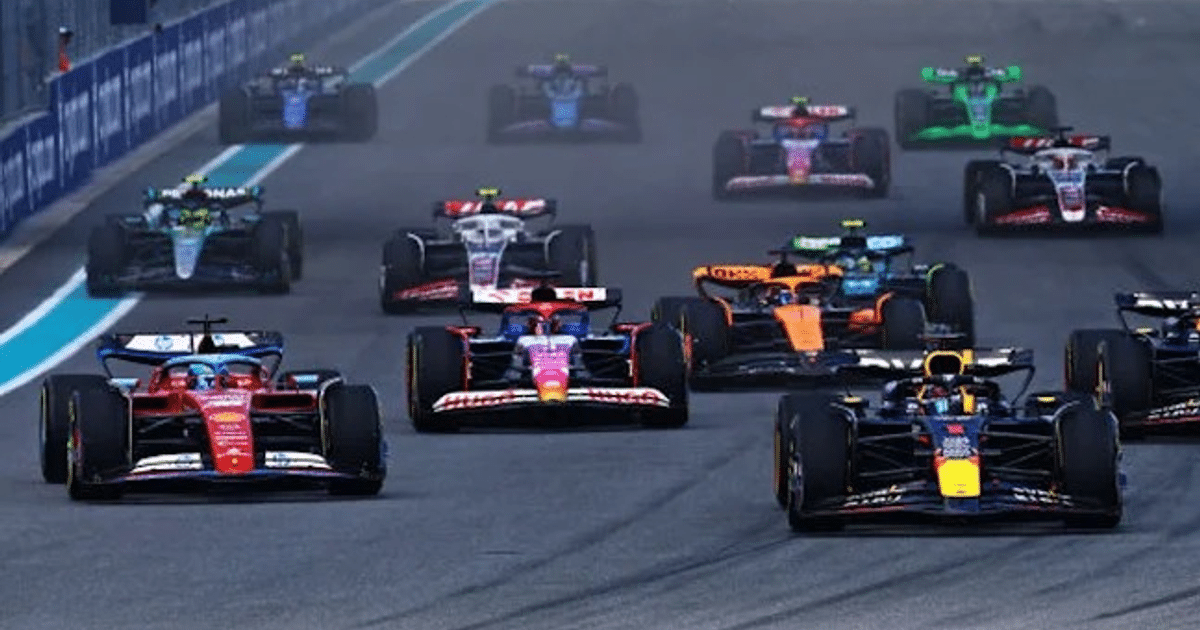 Coches de Fórmula 1 compitiendo en el Autódromo Hermanos Rodríguez