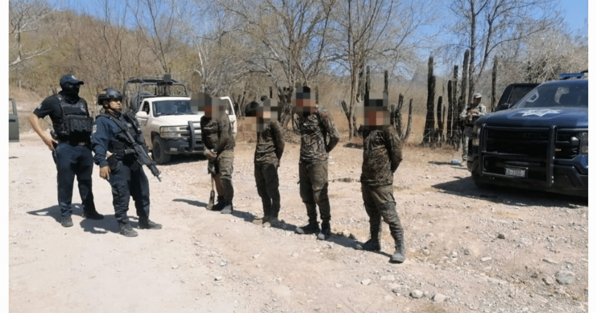 Agentes de seguridad y detenidos en operativo rural en Escuinapa, Sinaloa.