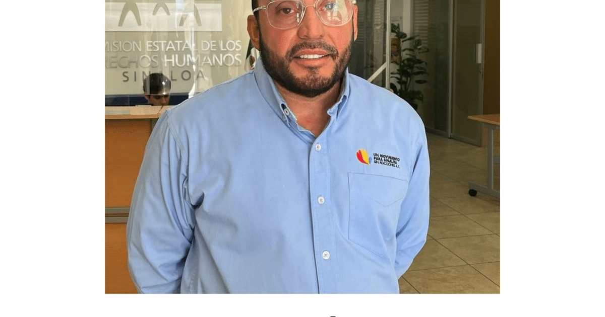 Hombre con camisa azul en oficina de la Comisión Estatal de los Derechos Humanos