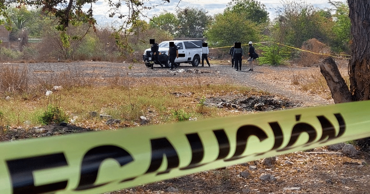 Investigación en predio baldío de Los Mochis con vehículo y cinta de advertencia