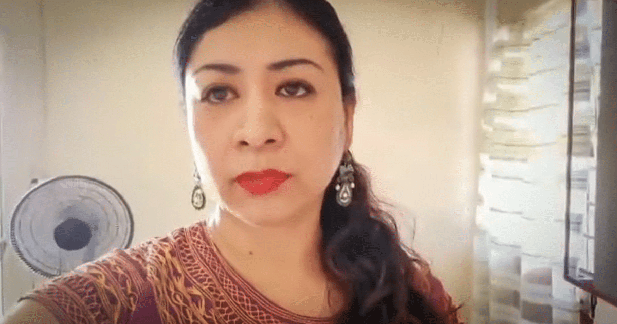 Persona con vestido colorido y ventilador en el fondo, relacionada con el caso del rancho La Ceiba.