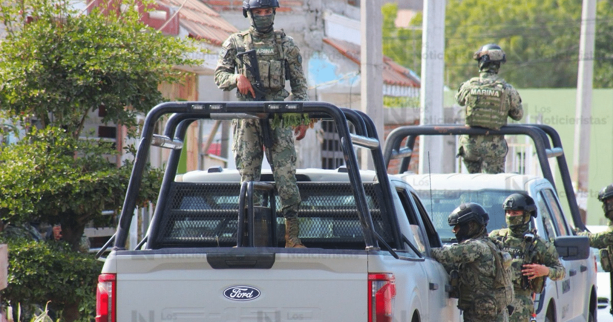 Militares en camioneta Ford durante operativo en Culiacán