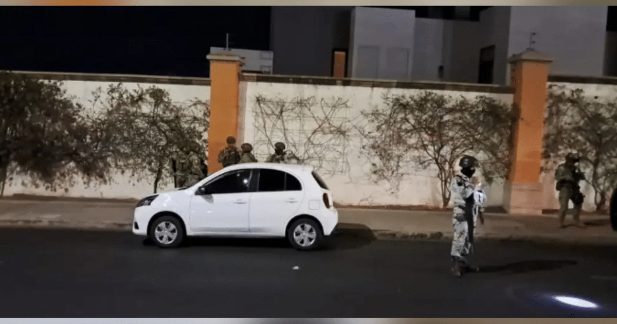 Operativo de seguridad nocturno en Montebello, Culiacán, con vehículo blanco y fuerzas de seguridad presentes.