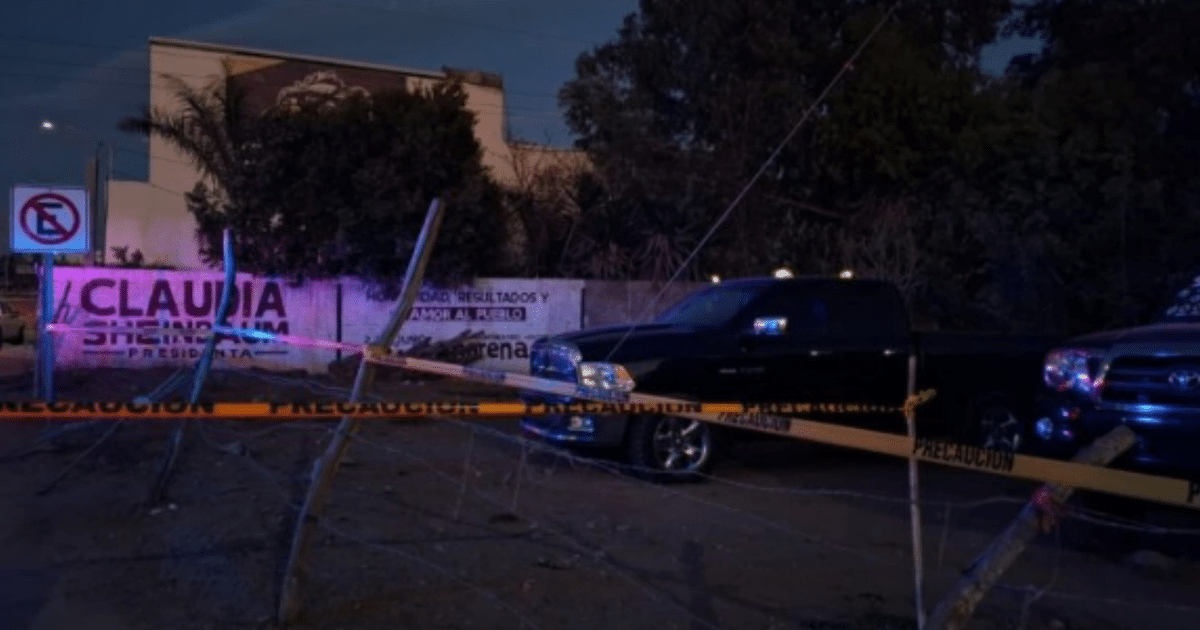 Área acordonada en Guasave con cinta de precaución y camioneta negra estacionada, relacionada con hallazgo de cuerpo.