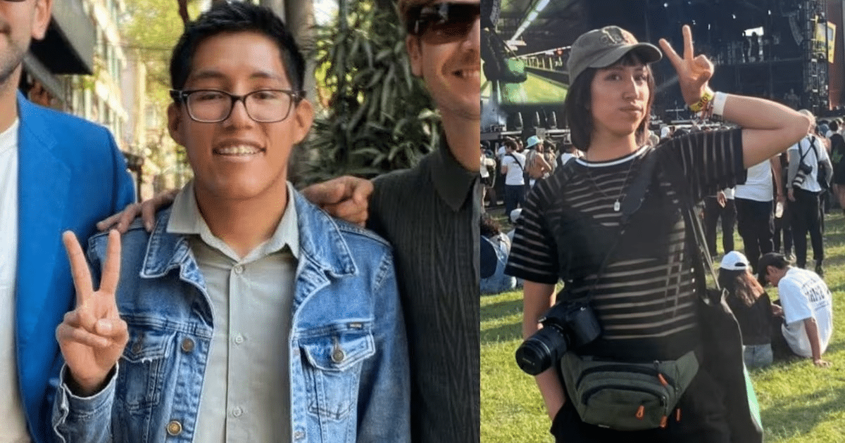 Dos personas haciendo la señal de paz en un festival al aire libre, simbolizando unidad y homenaje.