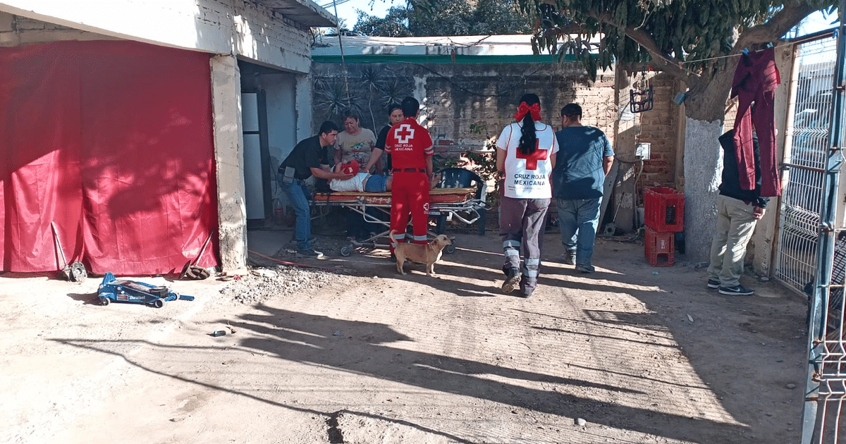 Escena de emergencia en Guasave con personal de la Cruz Roja asistiendo a heridos tras colapso estructural.