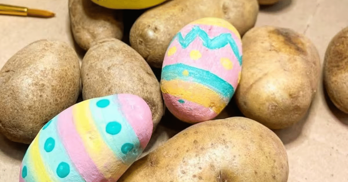 Papas marrones y piedras pintadas con diseños de Pascua, simbolizando alternativas creativas a los huevos tradicionales.