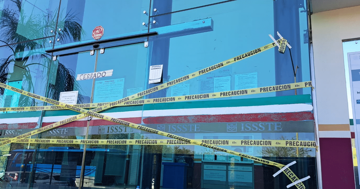 Fachada cerrada del ISSSTE en Sinaloa con cartel de 'CERRADO' y cintas de precaución.