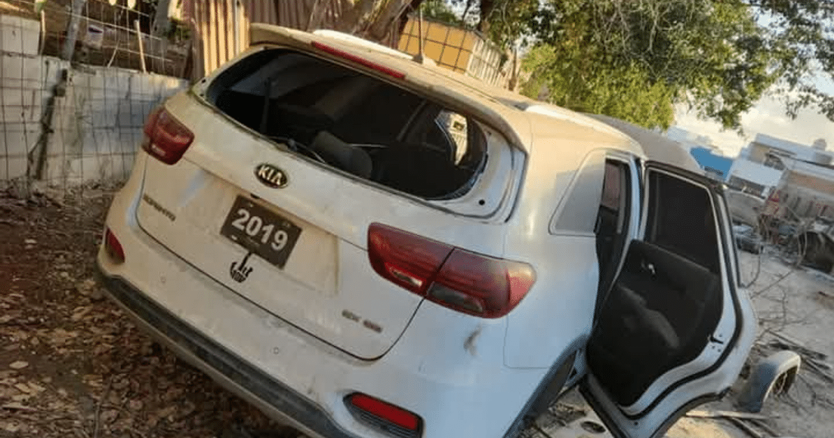 SUV Kia blanco abandonado con cristal roto en operativo de seguridad en Mazatlán