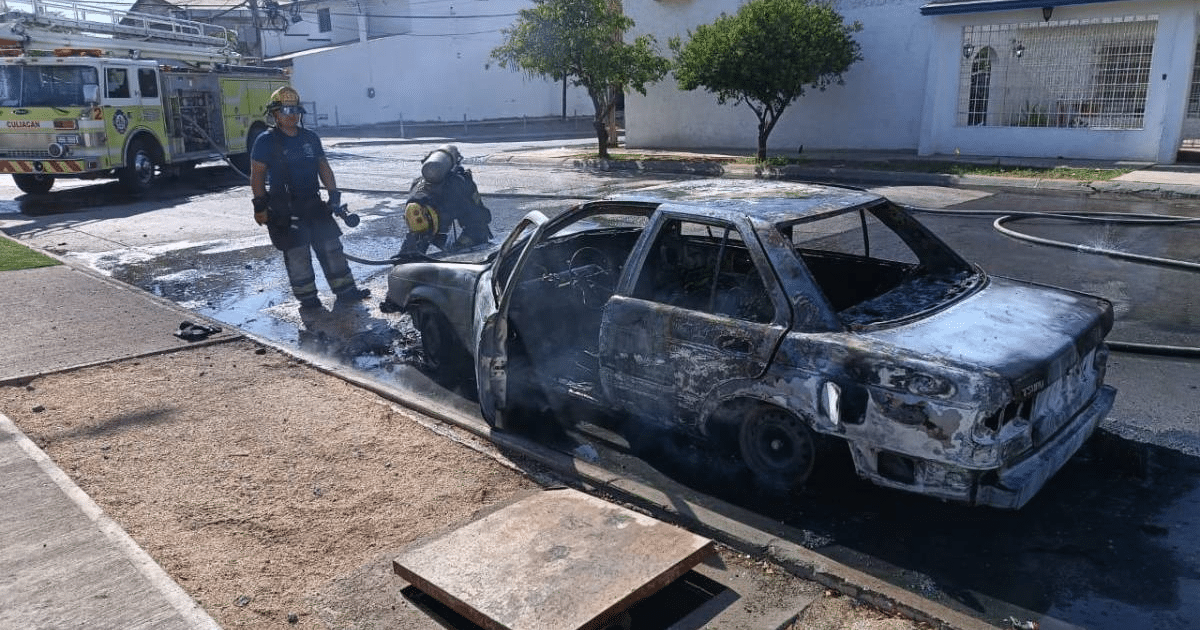 Bomberos extinguiendo incendio de vehículo Nissan Tsuru en Culiacán