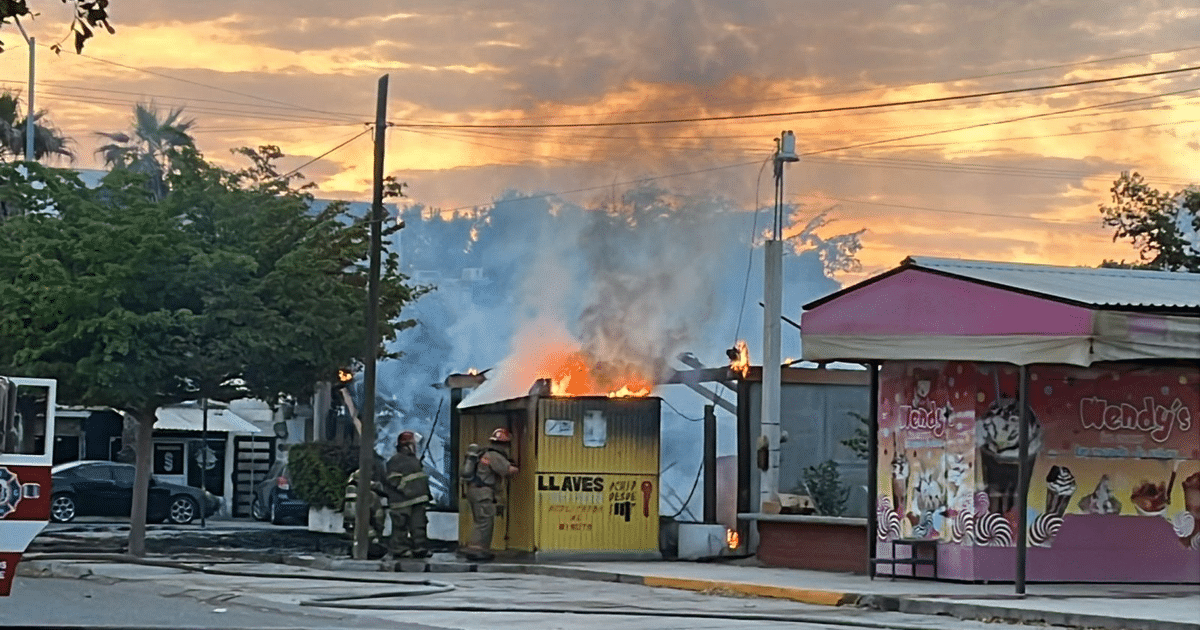 Bomberos combaten incendio en estructura amarilla en Guasave, Sinaloa