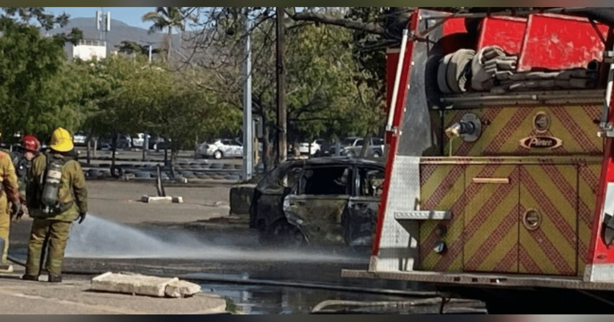 Bomberos apagando incendio en camioneta Honda CRV en Culiacán
