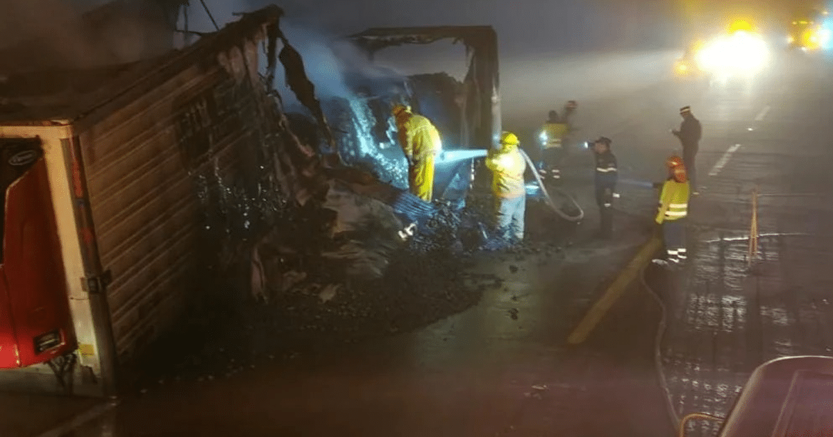 Bomberos apagando incendio en camión en autopista Tepic-Mazatlán