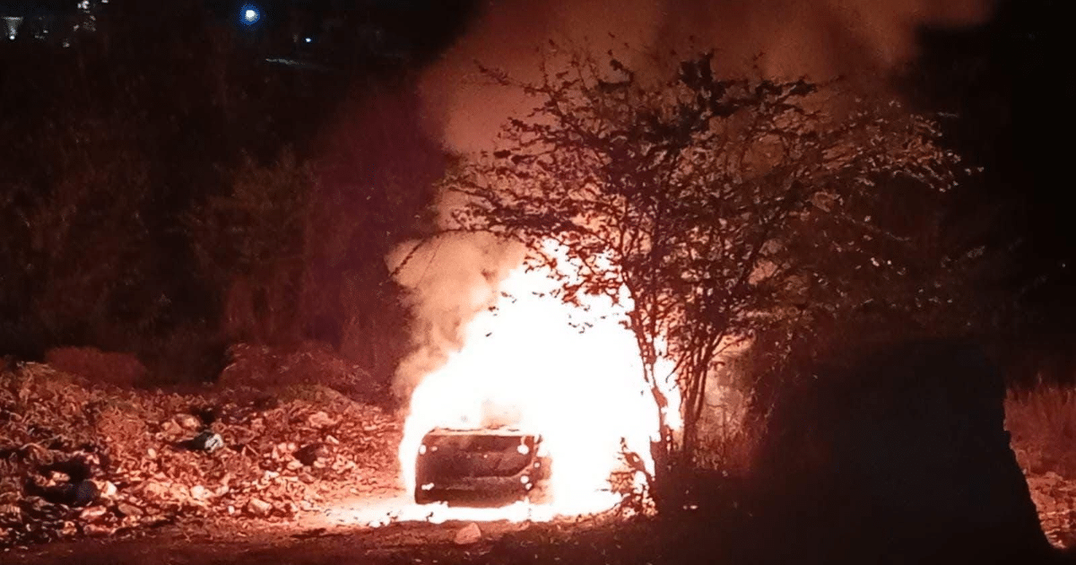 Vehículo en llamas rodeado de humo en Culiacán durante la noche