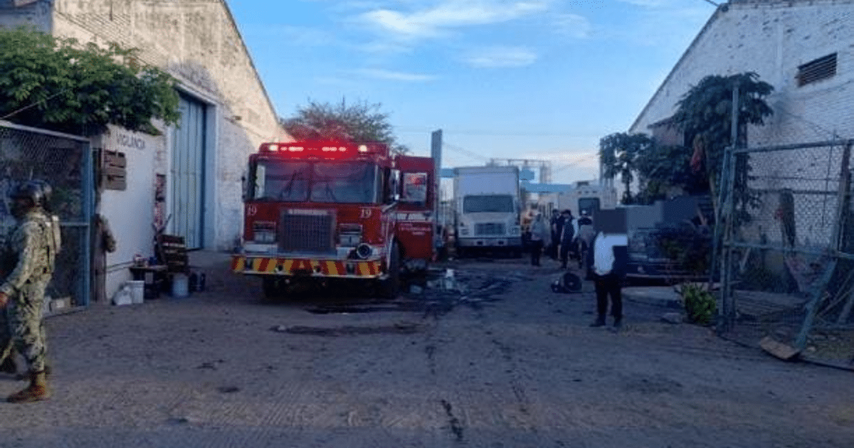 Camión de bomberos rojo con luces encendidas en una escena de emergencia en Culiacán.