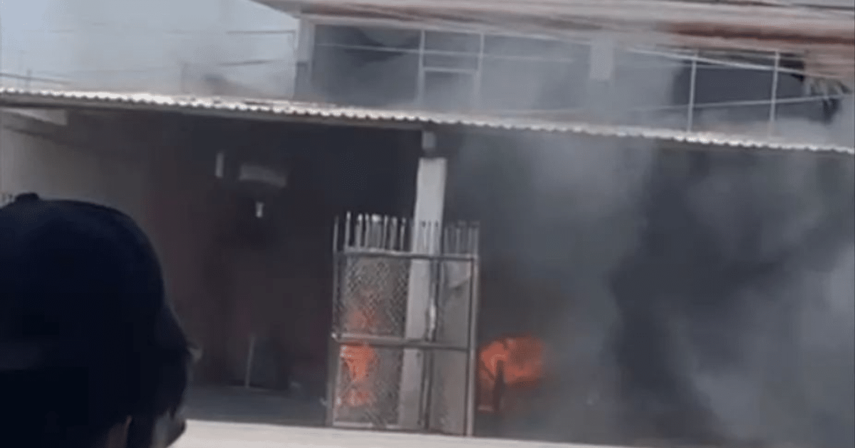 Incendio en negocio de gas en Villa Juárez con llamas y humo