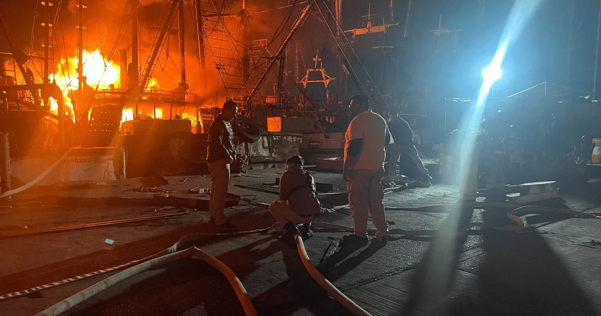 Incendio en área industrial con personas atendiendo la emergencia, relacionado con el incidente en el Parque Industrial Alfredo V. Bonfil.