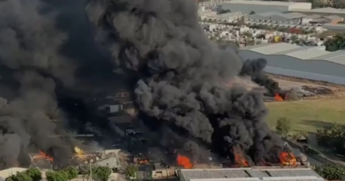 Incendio en fábrica de Tlaquepaque con humo negro y llamas visibles