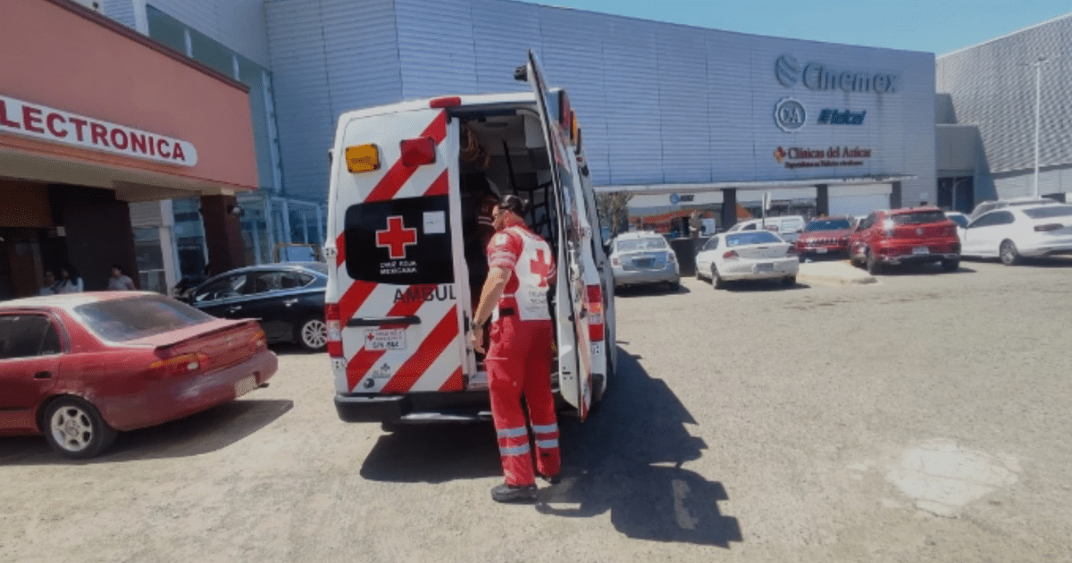 Ambulancia de la Cruz Roja en Plaza Paseo tras infarto fulminante