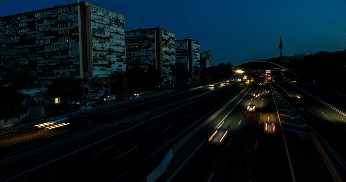 Vista nocturna de Taboadela con edificios y luces de coches durante apagón.