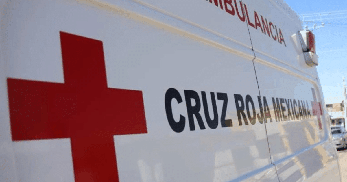 Ambulancia de la Cruz Roja Mexicana con logo visible, relacionada con un incidente de humo tóxico en Sinaloa.