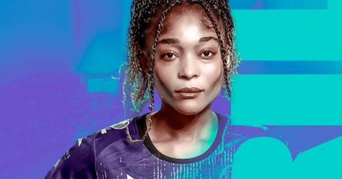 Mujer con cabello rizado y trenzado, camiseta morada, fondo azul y púrpura, expresión seria.