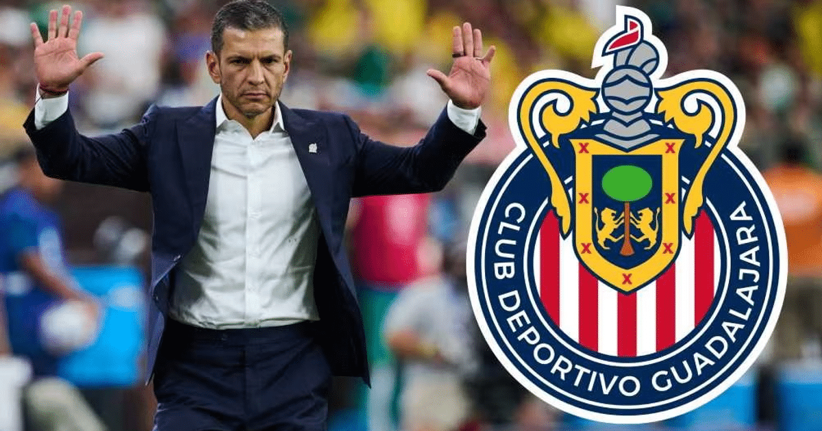 Persona levantando manos junto al escudo de Chivas, posible entrenador Jaime Lozano